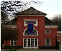 Gedenkhalle - Schloss Oberhausen  ... Die Verantwortung f�r den von Deutschen und im deutschen Namen begangenen Holocaust sollte nicht in Vergessenheit geraten, daher war sich die Stadt Oberhausen der Verpflichtung bewusst, dass sich dieser verheerende Zivilisationsbruch, den der Holocaust darstellt, nicht wieder- holen d�rfe. Dazu kam der Wunsch nach Vers�hnung mit den Menschen, die unter dem Naziregime gelitten hatten...  Textquelle: http://www.ludwiggalerie.de