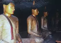 Buddha-Statuen im H�hlentampel von Dambulla. Aufnahme: Januar 1989 (Bild vom Dia).