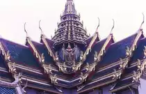 Das Dach des Prasart Phra Thepbidorn (K�nigliches Pantheon) im Wat Phra Kaeo in Bangkok. Aufnahme: Februar 1989 (Bild vom Dia).