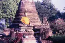 Buddha-Statue in der Ruinenstadt von Sukhothai, der Hauptstadt des Sukhothai-K�nigreiches im 13. und 14. Jahrhundert, dem ersten gro�r�umigeren K�nigreich der Thai. Aufnahme: Februar 1989 (Bild vom Dia).