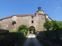 Mischelbach, Rundfestung Schloss Sandsee auf dem 455 m �. NHN hohen Weinberg, erbaut 
im 12. Jahrhundert von den Herren von Hirschberg, seit 1941 wird die Burg als Auslagerungsdepot f�r das Staatsarchiv N�rnberg genutzt (04.06.2015)