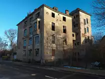 Am 09.01.2016 fotografierte ich die ehemalige Kaffeefabrik in Nordhausen. Zu DDR-Zeiten bekannt als  Dreistreif  als Marke. Bauzaun und Firmenschild lassen auf den demn�chst stattfindenden Abri� schlie�en. 