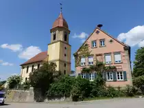 Weiboldshausen, Ev. St. Nicolai Kirche und Pfarrhaus in der Burgstra�e (04.06.2015)