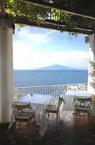 Am Sorrento Lift in Sorrent. Im Hintergrund: Der Vesuv. Aufnahme: Juli 2011.