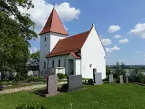 Sch�fstall, St. Felicitas Kirche, Chorturmkirche aus dem 13. Jahrhundert, im 18. 
Jahrhundert verl�ngert und barockisiert (07.06.2015)