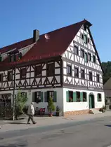 B�rglein, Gasthof Wei�es Ross, stattlicher zweigeschossiger Bau mit zweigeschossigem Giebel von 1709 (02.08.2015)