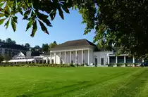 Baden-Baden, das Kurhaus aus dem 19.Jahrhundert, entworfen von Friedrich Weinbrenner, schlie�t den Kurpark nach Westen ab, beherbergt u.a. das weltber�hmte Spielcasino, Sept.2015