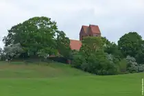 Neben dem sog.  Speckbusch , welches einen aus der Bronzezeit stammendes H�gelgrab bezeichnet, liegt die Dorfkirche G�hren auf einer kleinen Kuppe (M�nchgut, R�gen, Mai 2011)