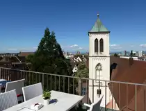 Freiburg, Blick von der Dachterrasse eines Restaurants Richtung Westen, im Vordergrund die Kirche St.Martin, Mai 2015