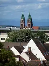 Freiburg, Teleblick von der Dachterrasse eines Restaurants in westliche Richtung mit den T�rmen der Herz-Jesu-Kirche im Stadtteil St�hlinger, am Horizont die Vogesen, Mai 2015 