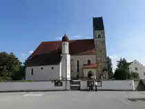 P�rten, kath. Pfarrkirche Maria Himmelfahrt und Friedhofskapelle St. Michael, unverputzter Tuffquaderbau mit Polygonalchor, s�dlich angrenzender Gnadenkapelle und Westturm, gotischer Neubau im 15. Jahrhundert unter Einbeziehung der romanischen S�dseite (15.08.2015)
