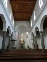 Eichst�tt, Innenraum der Ev. Erl�serkirche, Glasfenster von Karl de Bouche  (23.08.2015)