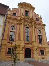 Neuburg, Provinzialbibliothek, zweigeschossiger Eckbau mit Mansardwalmdach, erbaut von 1731 bis 1732 von Franz Xaver Moritz von L�wen (23.08.2015)