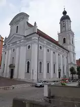 Neuburg, Stadtpfarrkirche St. Peter, barocke dreischiffige Hallenkirche mit Emporen, 
erbaut von 1641 bis 1646 durch Johann Serro (23.08.2015)