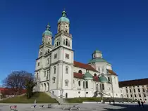 Kempten, Stiftsbasilika St. Lorenz, oktogonaler Chor mit Kuppel und angef�gtem basilikalem Langhaus mit Doppelturmfassade, erbaut ab 1652 durch Michael Beer, Weiterbau von 1654 bis 1670 durch Johann Serro, T�rme ausgebaut 1900 durch Hugo von H�fl (29.01.2016)