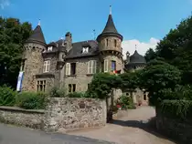  BURG DATTENFELD  im idyllischen Kleinst�dtchen Dattenfeld an der Sieg/Kreis
Siegburg mit seinem  Siegtaldom ,ein m�rchenhaftes Geb�ude,hier am 1.8.2014.
Im benachbarten HERCHEN/Sieg war der Komponist/Musiker Engelbert Humperdinck
h�ufig zu Gast und erhielt in der waldreichen Landschaft des Siegtals die
Inspirationen zu seiner ber�hmten M�rchenoper  H�nsel und Gretel ....
Vielleicht hat er auf seinen Wanderungen auch dieses Traumschl�sschen gesehen...