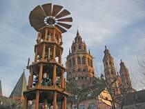 Mainzer Weihnachtsmarkt 2004. Die Erzgebirger Pyramide im Abendlicht vor dem Dom.