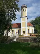 Englertshofen, kath. St. Ulrich Kirche, barocker Saalbau mit leicht eingezogenem Polygonalchor, s�dlichem Flankenturm mit Zwiebelhaube, erbaut Anfang des 18. Jahrhundert (14.09.2015)