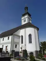 Pfaffenhofen an der Glonn, St. Michael Kirche, lisenengegliederter Saalbau mit eingezogenem, halbrund geschlossenem Chor, erbaut von 1718 bis 1720, 1928 nach Westen verl�ngert (13.09.2015)
