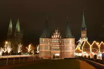 Das L�becker Holstentor mit der Martinikirche (links) und Petriekirche (rechts) im Hintergrund; 28.12.2015