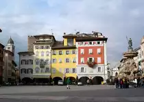 Trient, Blick �ber den Domplatz, rechts der Neptunbrunnen, Okt.2004