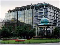 Bergen. Hotel Norge (heute Radisson Blu) und der Musikkpaviljongen im Byparken. Scan eines Dias vom Juni 1994.