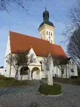 Baar, Maria Himmelfahrt Kirche, verputzte Saalkirche mit Steilsatteldach, s�dlichem Eingangsvorbau mit �lberggrotte und seitlichem Turm mit geschweifter Haube und Laterne, erbaut im 15. Jahrhundert, barockisiert von 1690 bis 1717, Kirchturm erbaut 1900 (25.12.2015)