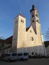 Geisenfeld, Stadtpfarrkirche St. Emmeran, dreischiffige Pfeilerbasilika mit polygonal geschlossenem Chor und westlicher Doppelturmfassade, Nordturm mit Zeltdach, S�dturm mit oktogonalem Obergeschoss, Chor von 1384, Langhaus barockisiert 1602 (25.12.2015)