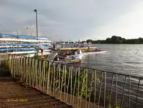 Hamburg am 26.8.2015: Blick vom Uhlenhorster F�hrhaus �ber die Au�enalster auf die Stadt, im Vordergrund reges Leben auf dem Bootssteg der Ruder-Gesellschaft  HANSA 
