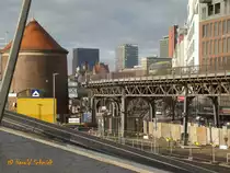 Hamburg am 9.1.2016: Blick von der Hochwasserschutzanlage auf die Stra�e Vorsetzen mit dem Hochbahnviadukt in Richtung St. Pauli Brauquartier, der Rundturm links ist ein Bunker aus dem WK II und wird heute durch ein portugiesisches Restaurant genutzt /