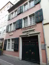 BONN-BONNGASSE 20,wohl die ber�hmteste Hausfront der ehemaligen Bundeshauptstadt.
In diesem Geb�ude erblickte das Musikgenie LUDWIG VAN BEETHOVEN (verm.)am
16.12.1770 das Licht der Welt,und das direkt anschlie�ende Beethoven-Museum ist
Treffpunkt f�r Beethoven-Fans aus aller Welt,hier am 10.3.2015