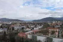 Freiburg von oben. Fotografiert aus einem Hochhaus 15.te Etage am 10.02.2016, im Hintergrund zu sehen ist das Dreisamtal (in der Mitte), linke Seite unseren Schlossberg, rechte Seite Stadtwald von Freiburg sowie den Lorettoberg. Im unteren Drittel den Stadtteil Haslach.