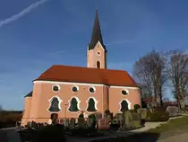Oberhatzkofen, kath. Pfarrkirche Maria Himmelfahrt, barocke Saalkirche mit eingezogenem Chor, erbaut ab 1743 durch Johann Georg Hirschst�tter, Spitzhelm von 1880 (26.12.2015)