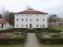 Aying, Pfarrhaus,zweigeschossiger breitgelagerter Putzbau mit Mezzanin und flachem Walmdach,erbaut 1655 (09.02.2016)