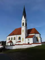 Aiglsbach, St. Leonhard Kirche, Saalkirche mit Walmdach, Turmunterbau und Chormauern sp�tgotisch, Langhaus erbaut von 1954 bis 1955 durch Friedrich Haindl (27.12.2015)
