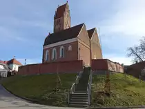 Ebrantshausen, St. Petrus und Paulus Kirche, Saalkirche mit Steildach und eingezogenem Kastenchor, Chorturm mit Fialgiebel, romanisches Ziegelmauerwerk, 
erweitert im 14./15. Jh. durch ein n�rdliches Schiff (27.12.2015)