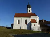 Haushausen, kath. Filialkirche St. Georg und St. Benedikt, Saalkirche mit Pilastergliederung, n�rdlichem Chorflankenturm mit oktogonalem Aufsatz und Zwiebelhaube, erbaut von 1700 bis 1705 (27.12.2015)