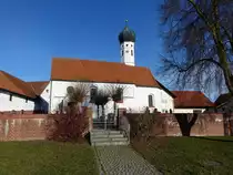 Kleinreichertshofen, kath. Filialkirche St. Ulrich, verputzte Saalkirche mit Satteldach, n�rdlichem Chorflankenturm mit oktogonalem Aufsatz und Zwiebelhaube, Turm erbaut 1710 (27.12.2015)