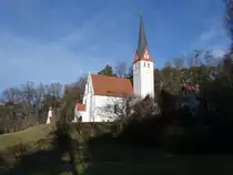Sankt Kastl, Wallfahrtskirche St. Kastulus, verputzte Saalkirche mit getrepptem Steilgiebel, eingezogenem Chor mit Dreiseitschluss und s�dlichem Chorflankenturm mit Spitzhelm, sp�tgotisch erbaut bis 1447, Stichkappentonne im Langhaus 1776 (27.12.2015)