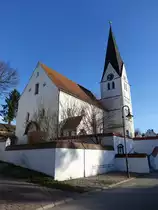 Uttenhofen, St. Sebastian Kirche, Verputzte Saalkirche mit Steilsatteldach, eingezogenem Polygonalchor und s�dlichem Chorflankenturm mit Blendengliederung und Spitzhelm, Turm 14. Jahrhundert, Langhaus erbaut 1905 (27.12.2015)