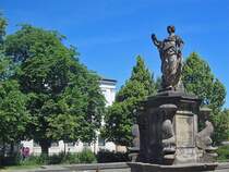 Barocker Brunnen am Myconiusplatz in Gotha im Schatten der Augustinerkirche.
