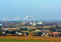 Euskirchen mit Zuckerfabrik, am Horizont 2 RWE Kraftwerke - 08.12.2015