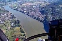 Flug �ber`m Rhein - rechts Remagen und gegen�ber auf der anderen Rheinseite Erpel. 19.09.2005