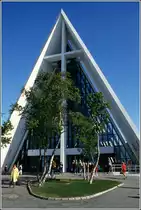 Troms�. Die 1965 gebaute Eismeerkathedrale steht auf dem Festlandufer. Scan eines Dias vom Juni 1994.