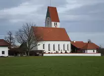 Hilperting, Filialkirche St. Leonhard, Saalbau mit eingezogenem Chor und n�rdlichem Sattelturm, Langhaus romanisch, Chor gotisch, Turm um 1500 (09.02.2016)