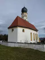 Jakobsberg, St. Jakobus Kirche, Saalbau mit eingezogenem Chor und Nordturm mit Kuppelhaube, erbaut von 1678 bis 1680 durch Hans Mayr (09.02.2016)