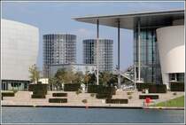 Die Autot�rme - entworfen von Henn Architekten, M�nchen - in der Autostadt Wolfsburg. Sie bilden ein vollautomatischen Hochregallager f�r etwa 800 Fahrzeuge. Vom Mittellandkanal aus ragen sie hier zwischen ZeitHaus und KonzernForum hindurch. Aufnahmedatum: 29.09.2006