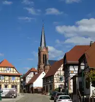 Lembach, Blick durch die Hauptstra�e zur katholischen Kirche, Sept.2015