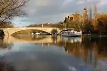 Im letzten Sonnenlicht zeigen sich die Kr�llwitzer Br�cke und die Oberburg Giebichenstein in Halle. Im Hintergrund ist die Voliere des Bergzoos zu sehen.
