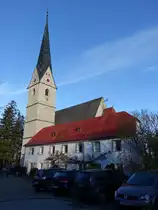 Heiligkreuz bei Trostberg, Pfarrkirche Hl. Kreuz, sp�tgotischer Nagelfluhquaderbau, zweischiffiges Langhaus mit s�dlich angesetztem Turm, erbaut im 15. Jahrhundert, davor Pfarrhof, erbaut 1795 (14.02.2016)